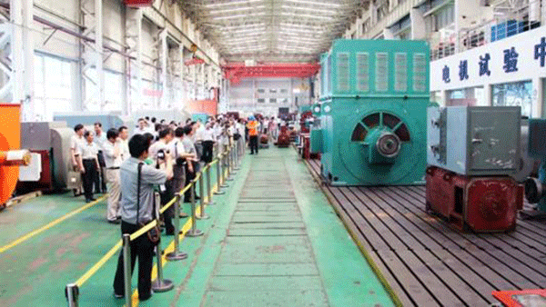 西安泰富西玛电机成功开发YR系列4500KW大型废钢铁破碎电机。