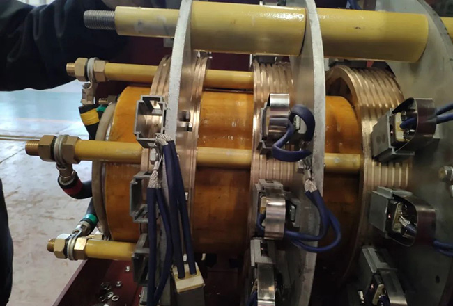 图为西玛电机常用的铜质滑环应用照片